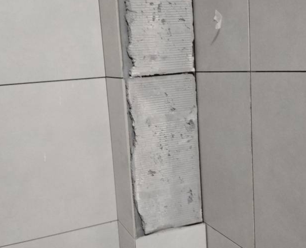 芦溪瓷砖空鼓维修公司分享下瓷砖施工前基层浇水润湿程度不足，可能导致以下问题